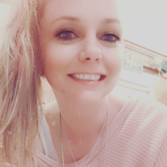 Meet your Posher, Lisa - Picture 2 of 2